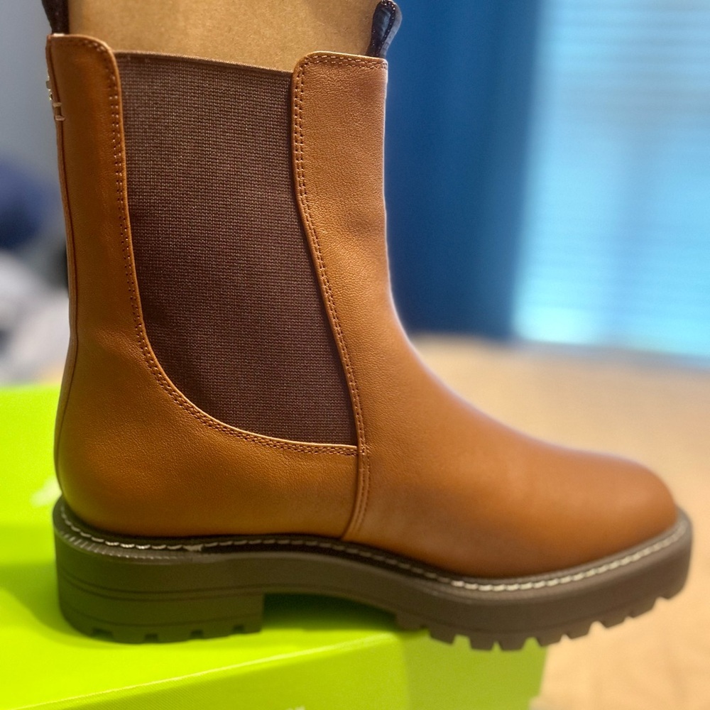 NWT Sam Edelman Laguna Chelsea Boot women’s size 10Wide brown leather lug sole.
